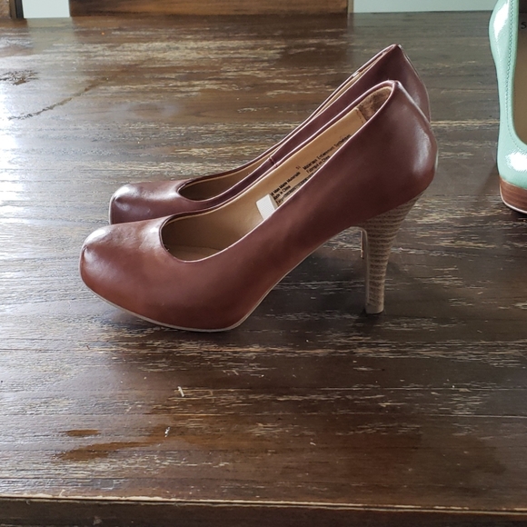 Brown pumps - Picture 2 of 4
